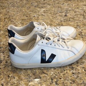 Veja leather women’s sneaker Size 8